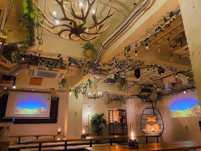 渋谷ガーデンパティオです！当店は渋谷で大人数でも貸切が出来るお店！ 渋谷駅から徒歩2分と好立地！
50人で貸切出来る！
貸切にすると音響機器やマイク・プロジェクターなどがご利用いただけます！