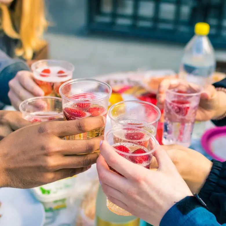 渋谷の貸切で歓迎会/送別会をするなら『渋谷ガーデンパティオ』当店は飲み放題付きのコースですので歓迎会や送別会などの大人数での貸切には最適です！貸切にすると音響機器やマイク・プロジェクターなどが【無料】でご利用いただけます！