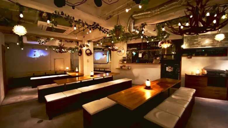 渋谷の貸切でパーティールームをお探しなら「渋谷ガーデンパティオ」がおすすめ！広々とした空間でゆったりと貸切を楽しめます♪貸切でのご利用で音響機器やマイク・プロジェクター・カラオケ・ゲーム機などが「無料」でご利用いただけます！
