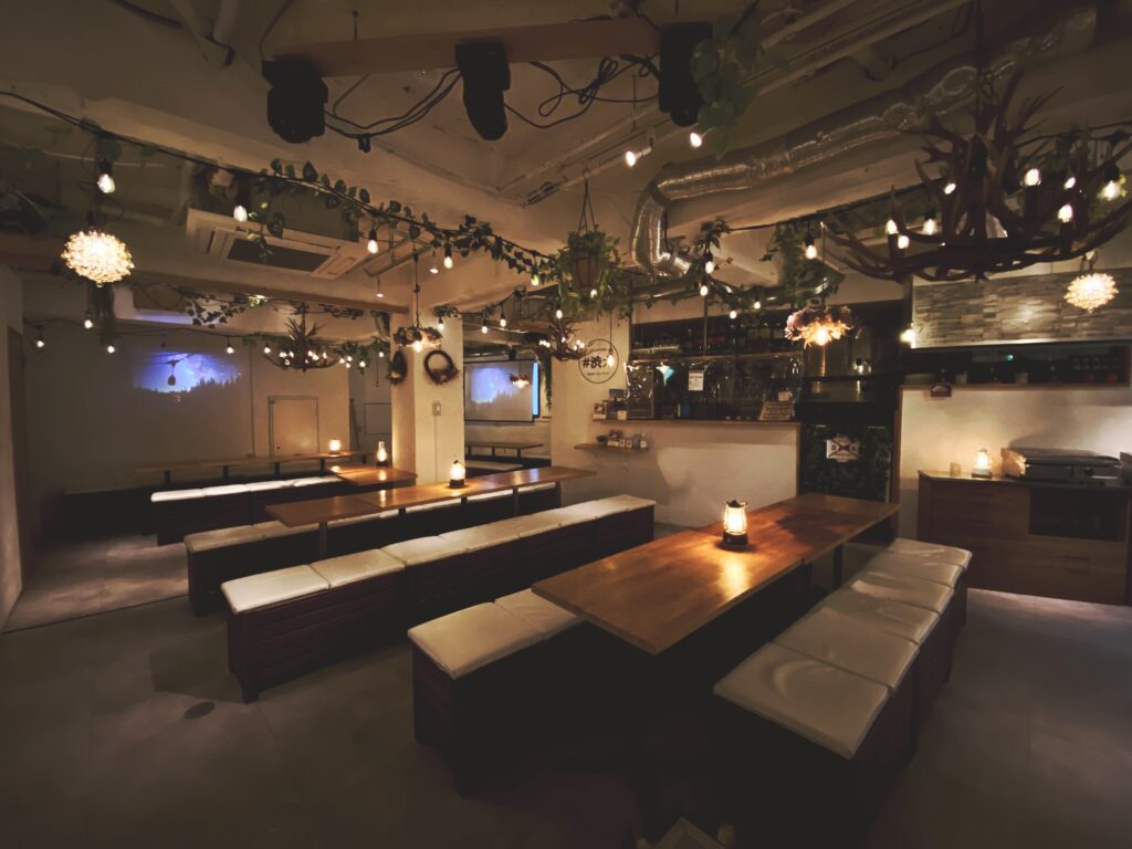 店内は白を基調とした広々としたフロア! 渋谷で貸切ハロウィンパーティー♪