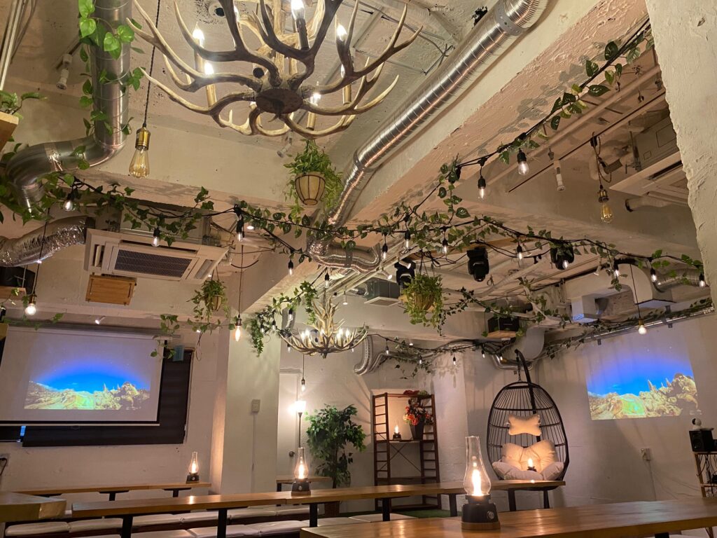 渋谷で70人で入れる貸切パーティー会場『渋谷ガーデンパティオ』貸切利用で特典さまざま！マイク・プロジェクターはもちろん横断幕やシャンパンタワーまで！