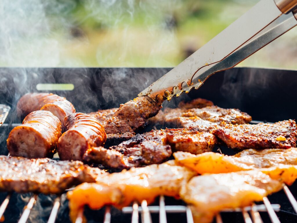 雨の日に渋谷でBBQをするなら「渋谷ガーデンルーム３F」で！当店は室内BBQですので天候関係なくお楽しみいただけます！貸切でのご利用で音響機器やマイク・プロジェクターなどが【無料】でご利用いただけます！