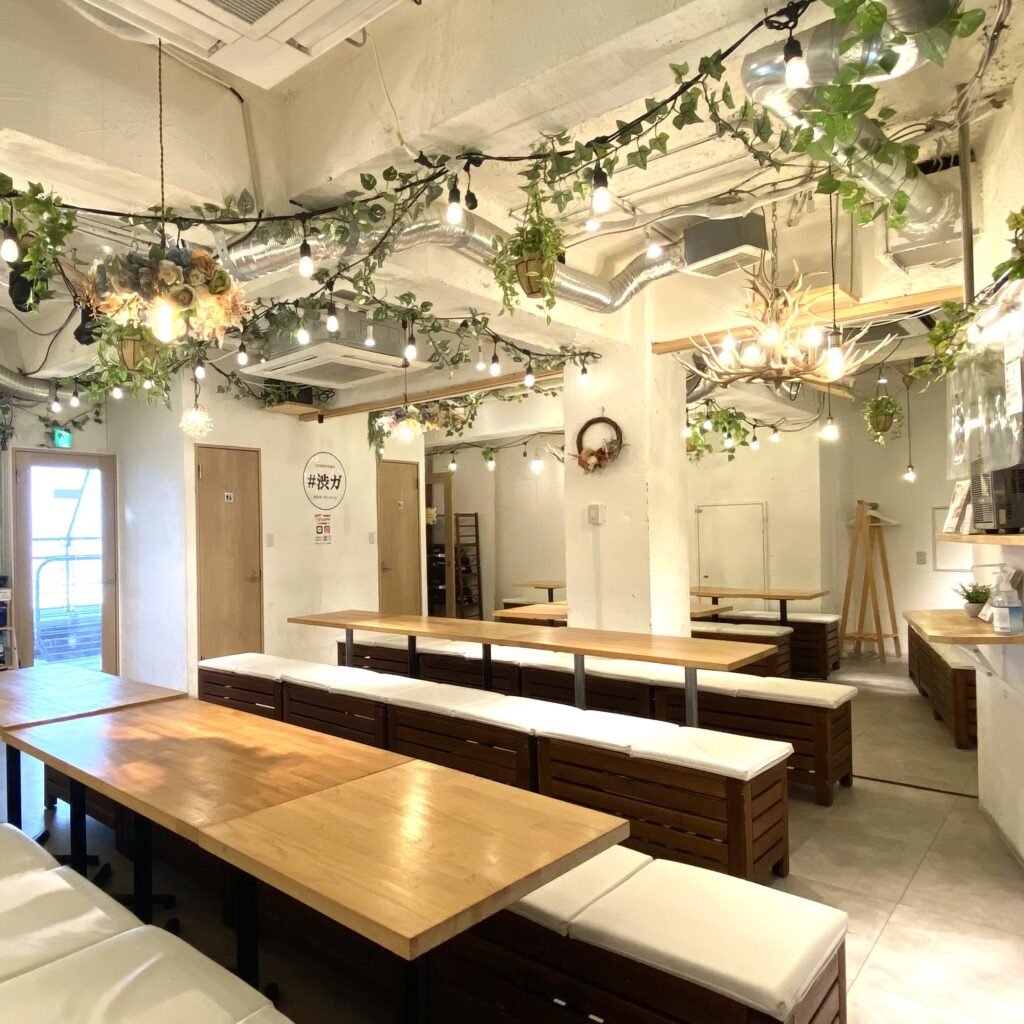 渋谷ガーデンパティオです!当店は渋谷で大人数でも貸切が出来るお店! 渋谷駅から徒歩2分と好立地!
50人で貸切出来る!
貸切にすると音響機器やマイク・プロジェクターなどがご利用いただけます!